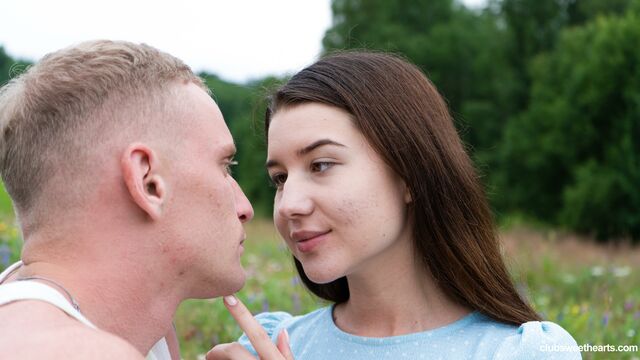 Escena de de cerca protagonizado por la plástica Jolie Butt