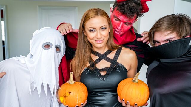 Gorgeous angels Cassie Del Isla and Elias Cash love dick-riding