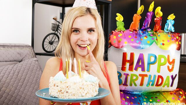 Soloing blonde hottie Bella Grey likes playing with her snatch