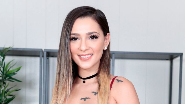 An innocent teen Jaye Summers is sucking a big dick in POV