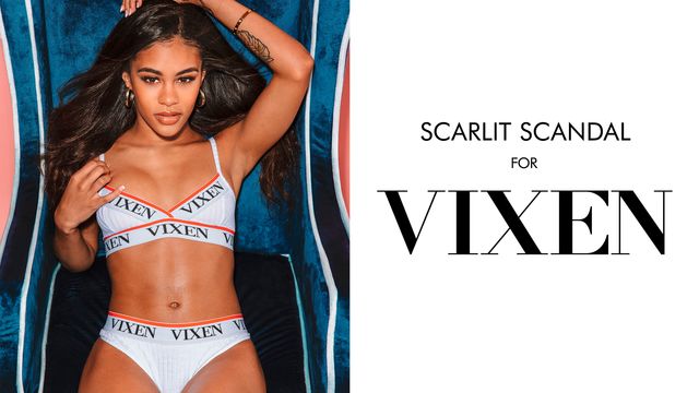 Apple-bottomed ebony Scarlit Scandal fucked in the bedroom