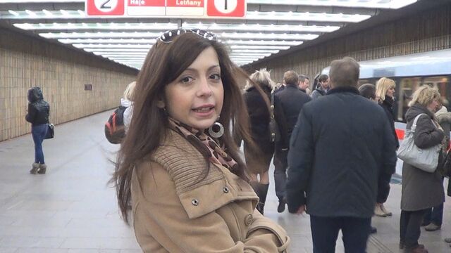 Seductive all-natural teen brunette sucks a hard penis