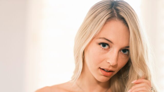 Erotica X - tráiler de en el sofá