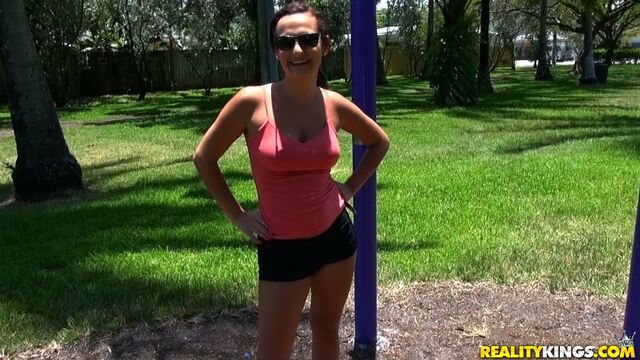 Street BlowJobs présente vidéo par derrière de Charlotte Cross