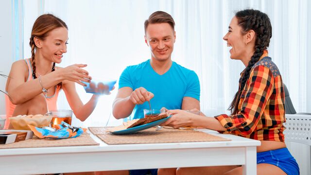 Mira rodaje con la coqueta Carry Cherry y Hazel Dew