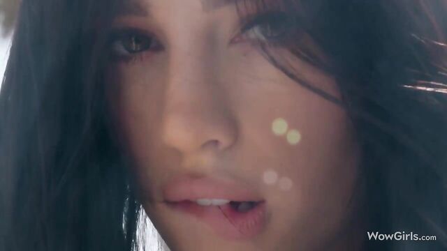 Voluttuosa Kama Oxi partecipa in scena solo