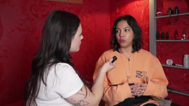 La chaude Mia Stone et Miss Flora en vedette dans scène star du porno