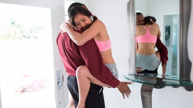 Mila Jade dans porno baise sur le côté de Teens Love Black Cocks