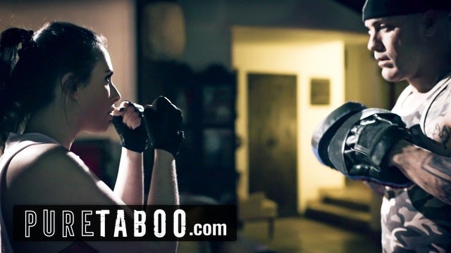 Derrick Pierce y Casey Calvert en clip de lamiendo culos de Pure Taboo