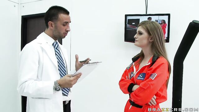 Escena de la despampanate Faye de cabello largo 