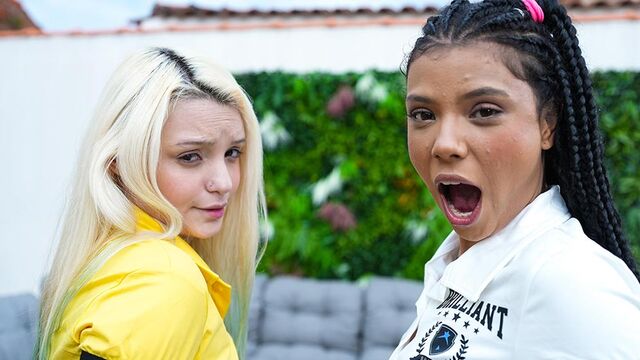 Club Sweethearts - séquence seins de taille moyenne