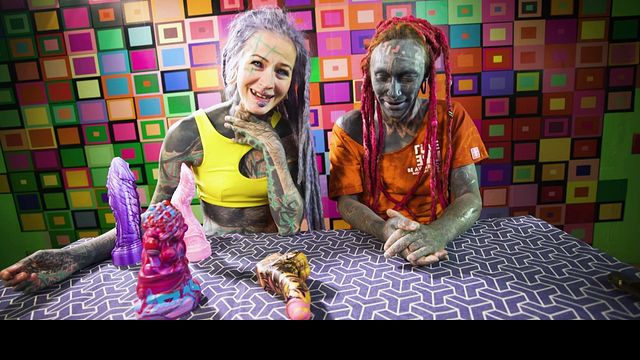 Anuskatzz et Lily Lu dans clip jouets de Dirty Dreaz