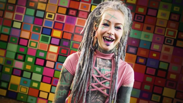 L'extraordinaire Anuskatzz dans film femme tatouée