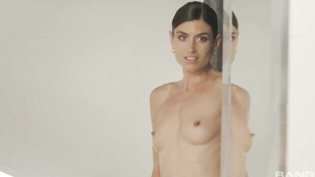 Joy Bear präsentiert Julia Roca's Teenie Trailer