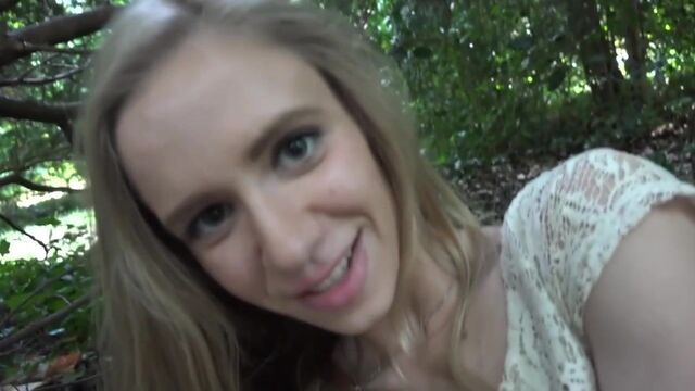 Acción de la llameante Rachel de culo firme 