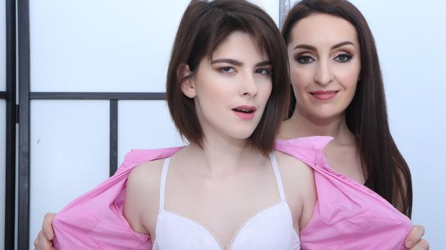 Contenido con la escultural Di Devi y Sara Bell con desnudándose de Wicked Pictures